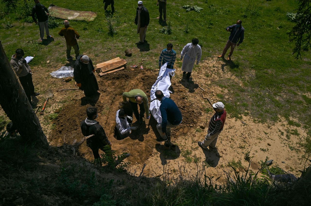 Προετοιμασίες για την ταφή γυναίκας, που πέθανε από κορονοϊό, σε νεκροταφείο στην πόλη Σριναγκάρ.