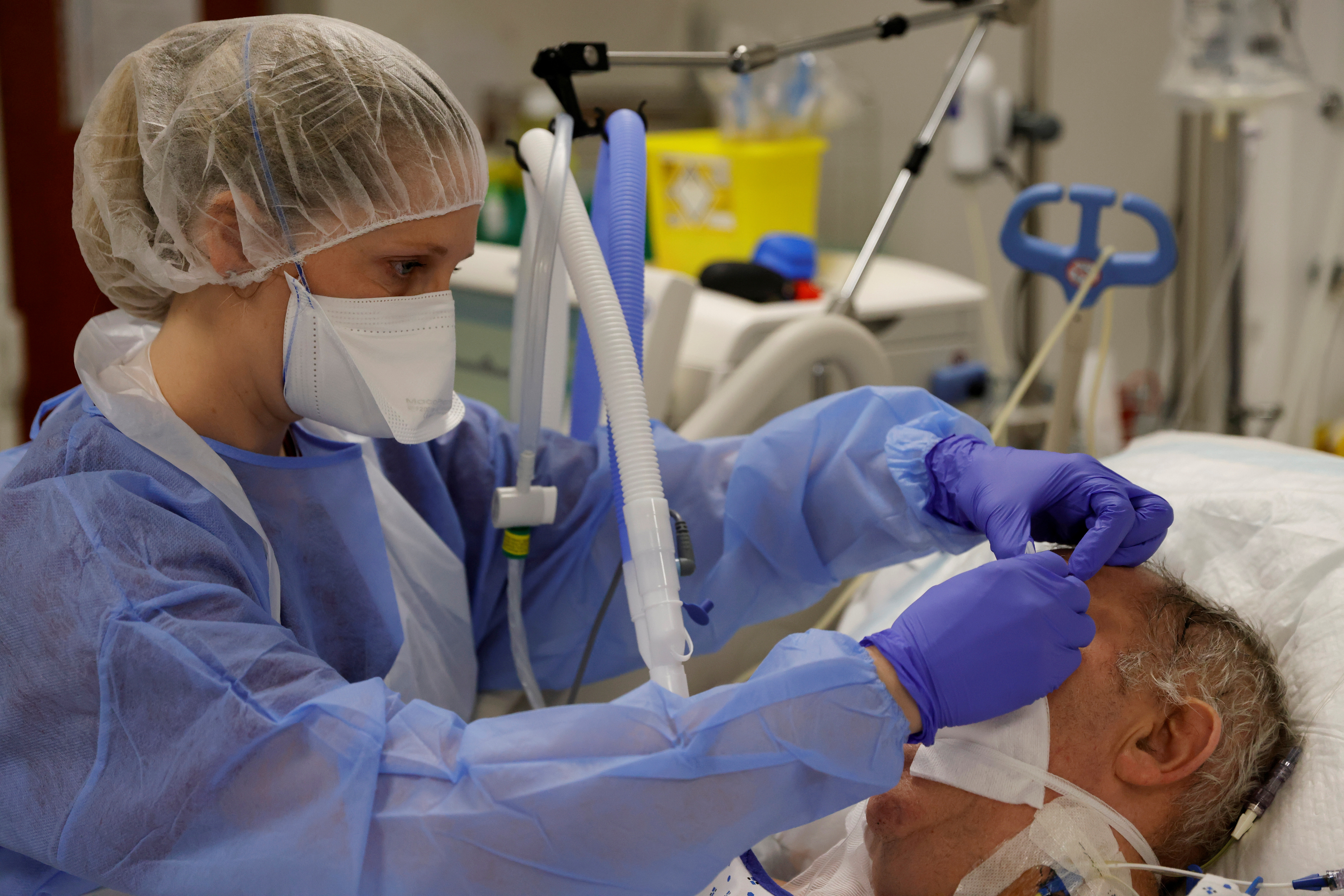 Covid: plus de 6000 patients en réanimation, une 1ère depuis plus d'1 an