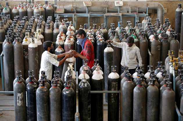 Des bouteilles d'oxygène stockées dans une usine d'Ahmedabad, en Inde, le 25 avril 2021.