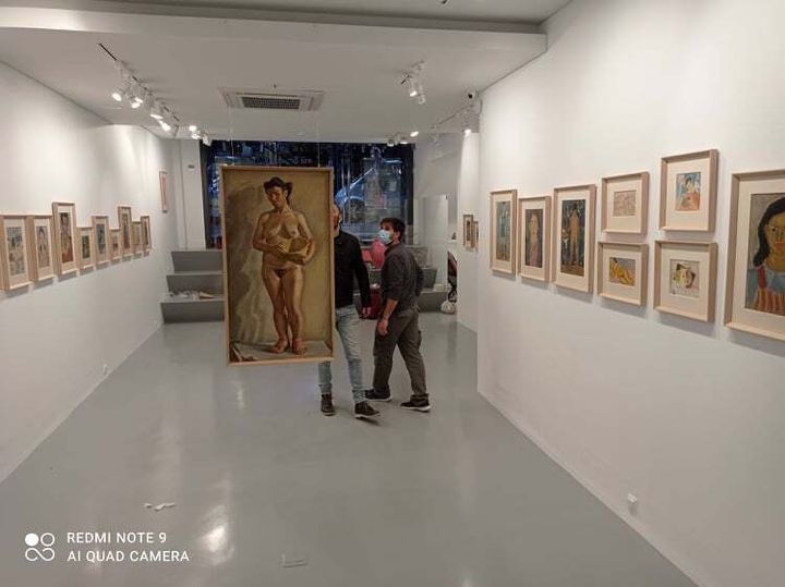 Σε πρώτο επίπεδο η Μαγδαληνή του ζωγράφου της ελληνικής πρωτοπορίας Δανιήλ (1924-2008). Από την αναδρομική του στη γκαλερί Ρώμα (φωτό Μ.Σ).