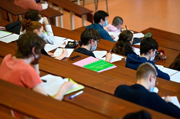 Des étudiants à l'université de Rennes portent un masque pour se protéger du Covid-19 le 4 février 2021