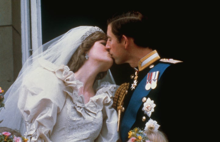 Diana de Gales y el príncipe Carlos besándose en el balcón tras su boda en 1981.