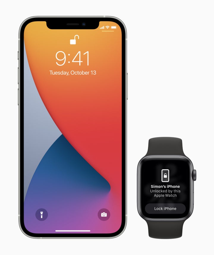 Un iPhone y un Apple Watch con la opción activada para desbloquear el móvil desde el reloj.