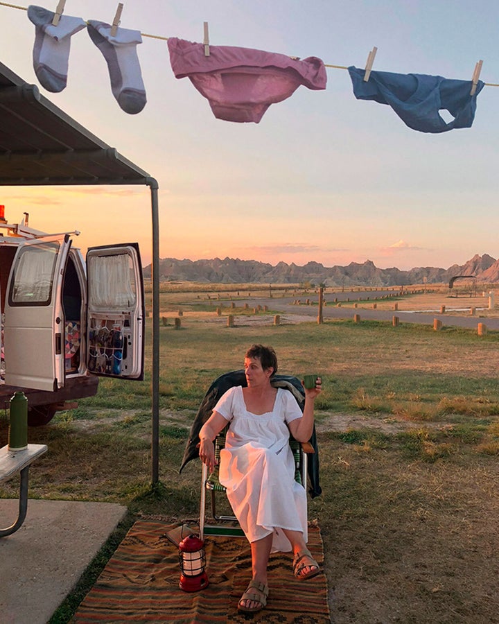 La actriz Frances MacDormand en ‘Nomadland’, de Chloé Zhao, basada en el libro ‘País nómada. Supervivientes del siglo XXI’, de Jessica Bruder.
