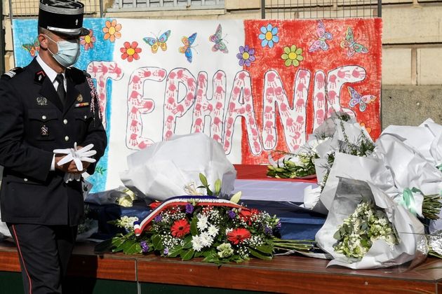 Un policier rend hommage Stéphanie M, fonctionnaire de police assassinée, photo prise à Rambouillet le 26 avril 2021