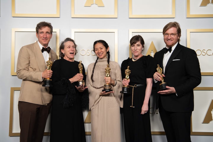 Peter Spears, Frances McDormand, Chloe Zhao, Mollye Asher y Dan Janvey, ganadores de Mejor película por 'Nomadland', posan en la 93 entrega de los Premios Oscar en Los Ángeles, California. 