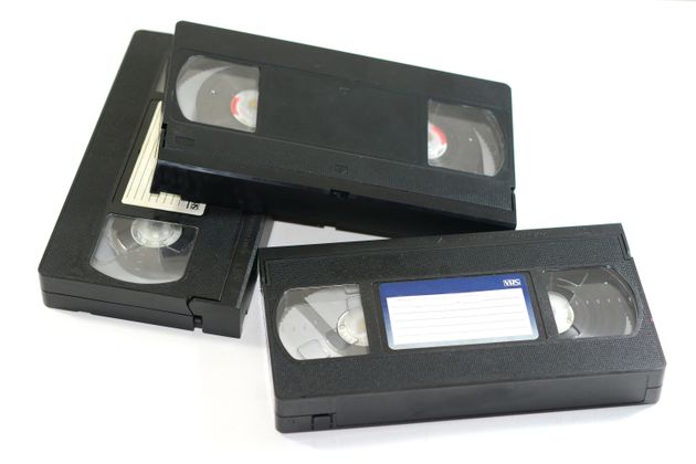 Des cassettes vidéos.