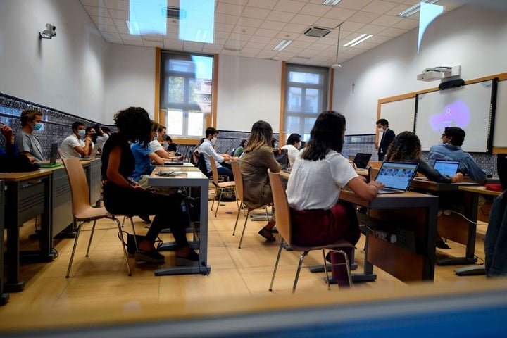 Estudiantes en una universidad española