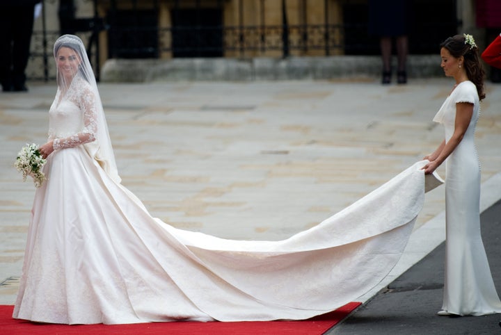 Kate Middleton et sa sœur et demoiselle d'honneur Pippa Middleton. & Nbsp;