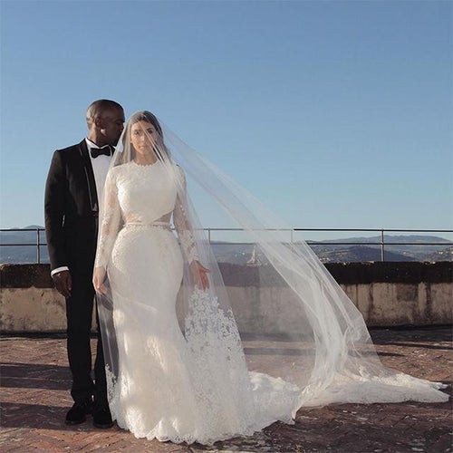 who designed kate's wedding dress A Detailed Look at Kate Middleton, the Princess of Wales's Unforgettable Wedding  Dress