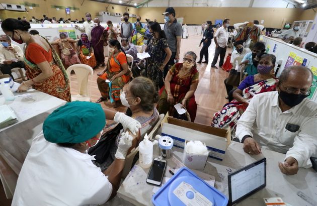 Dans un centre de vaccination contre le Covid-19 à Bombay, en Inde, le 26 avril
