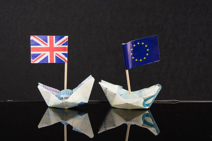 Montaje con las banderas de la UE y Reino Unido