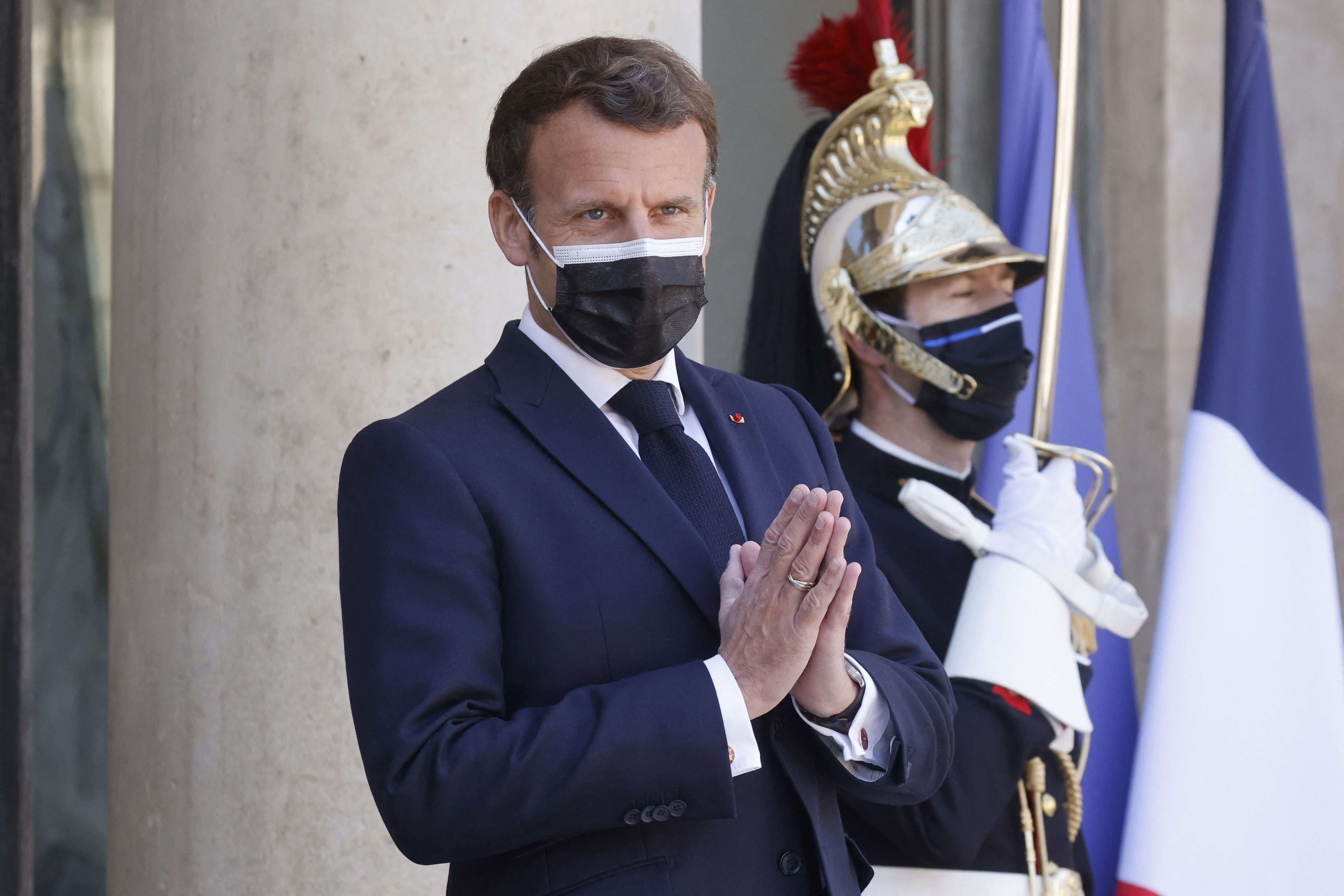 Macron pense décaler le couvre-feu, puis le lever "si possible" en juin