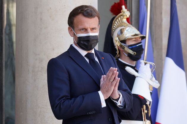 Selon Emmanuel Macron, qui s'exprimait devant des maires mardi 27 avril, le couvre-feu devrait rester...