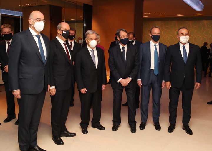 Γενεύη από αριστερά ο Έλληνας ΥΠΕΞ Νίκος Δένδιας, ο πρόεδρος του ψευδοκράτους Ερσίν Τατάρ, τρίτος στα αριστερά είναι ο ΓΓ του ΟΗΕ Αντόνιο Γκουτέρες δίπλα του ο πρόεδρος της Κυπριακής Δημοκρατίας Νίκος Αναστασιάδης. Δίπλα του στέκεται ο υπουργός Εξωτερικών του Ηνωμένου Βασιλείου κ. Ντόμινικ Ράαμπ μαζί με τον Τούρκο ΥΠΕΞ Μεβλούτ Τσαβούσογλου.