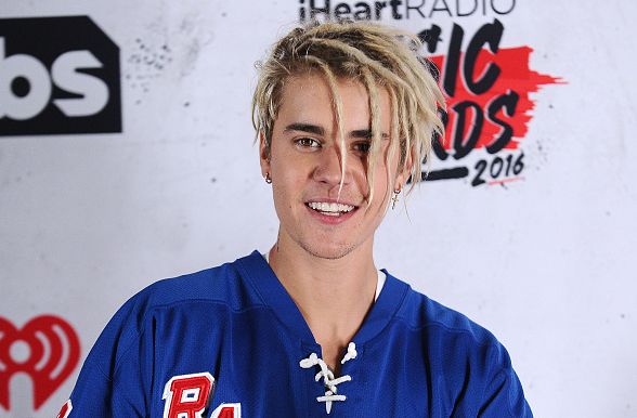 Justin Bieber pose au iHeartRadio Music Awards le 3 avril 2016.