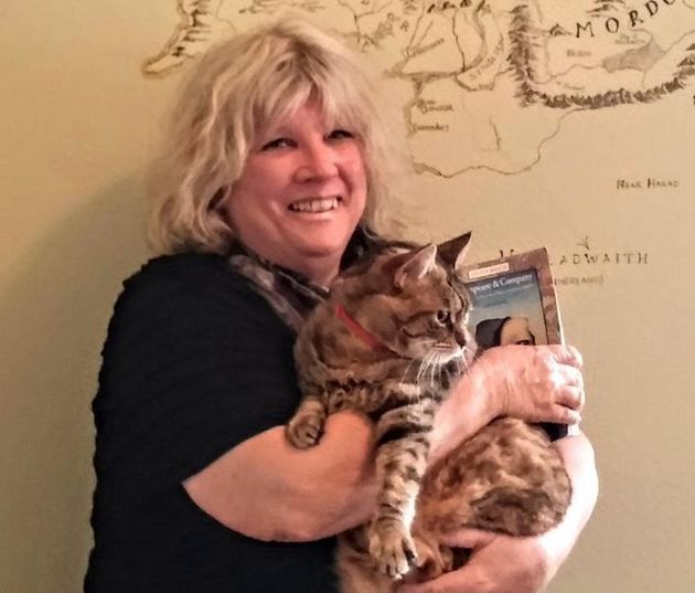 La mère de l’autrice en 2014, dans la chambre J. R. R. Tolkien du Sylvia Beach à Nye Beach, dans l’Oregon, avec le chat de l’hôtel.