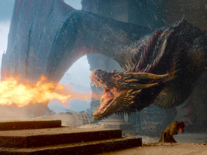 Uno de los dragones de Daenerys quema el trono de hierro en el episodio final de 'Juego de tronos'.