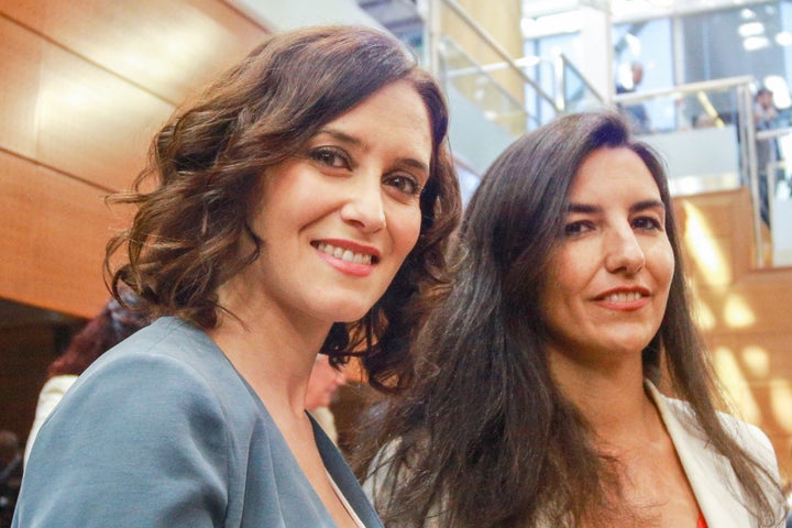 La candidata popular Isabel Díaz Ayuso junto a la de Vox, Rocío Monasterio, en la Asamblea de Madrid