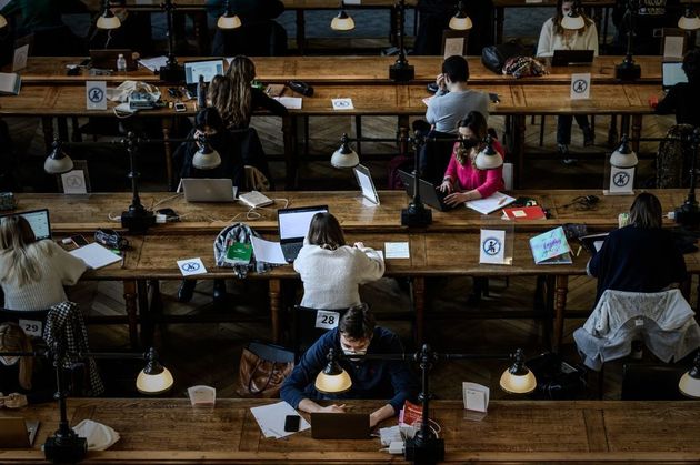 Des étudiants dans la bibliothèque de l'Université de Bordeaux, le 20 janvier 2021. (Photo by PHILIPPE LOPEZ/AFP via Getty Images)