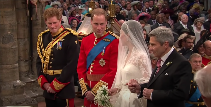 Kate et son père arrivent à l'autel à côté des princes Harry et William.