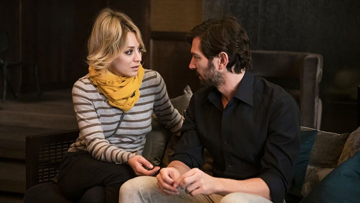 Kaley Cuoco y Michiel Huisman en 'The Flight Attendant'.