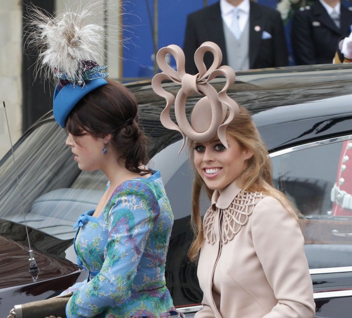 La princesse Eugénie d'York (à gauche) et la princesse Béatrice d'York arrivent pour le mariage royal.