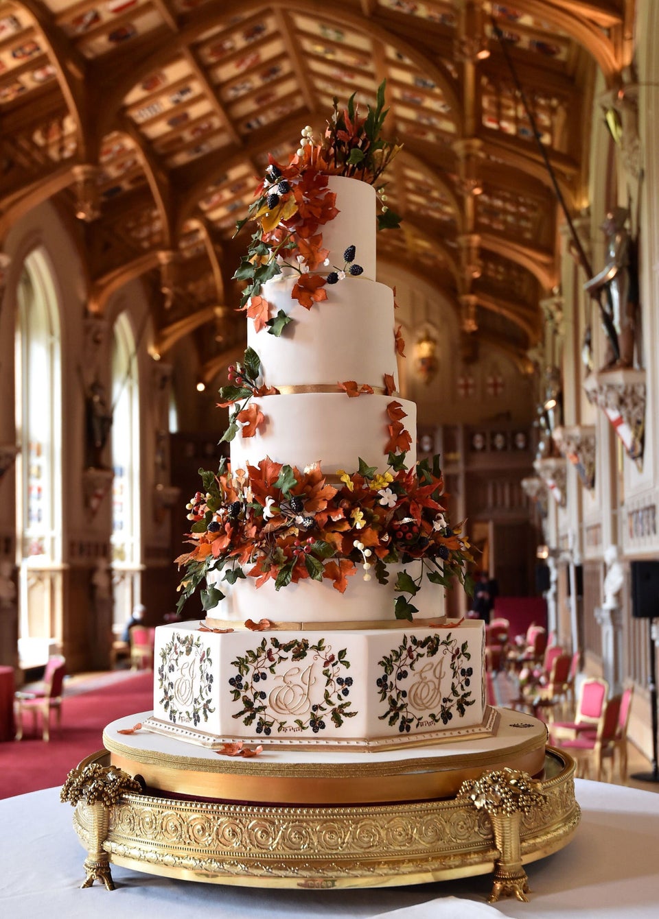 queen elizabeth 2 wedding cake