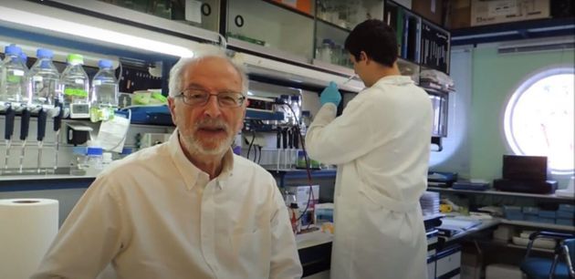 Enjuanes, en su centro de investigaciones