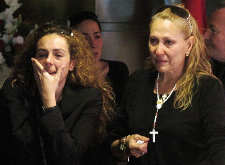 Rocio Carrasco y Rosa Benito en el funeral de Rocío Jurado.