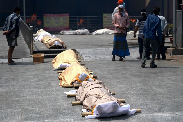 Ce jeudi 29 avril, l'Inde a enregistré un nombre record de morts liées au covid-19 sur 24 heures (photo d'illustration prise à proximité d'un terrain de crémation de New Delhi, le 28 avril).