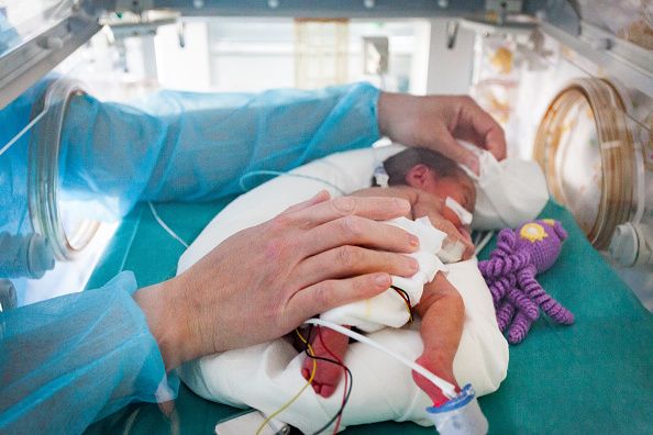 Les enfants nés prématurés ont plus de risque de présenter des problèmes de motricité et de développement intellectuel.