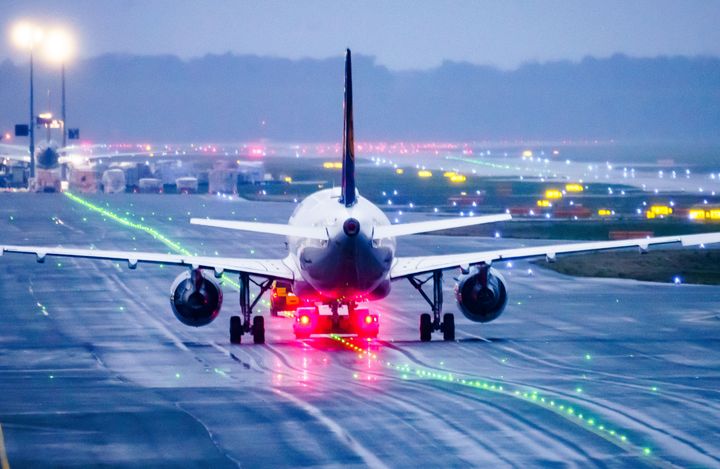 28 Απριλίου 2021. Οι ανακοινώσεις των προβλέψεων της Lufthansa "φρενάρουν" την αισιοδοξία για ανάκαμψη της εταιρείας εν μέσω πανδημίας. Photo: Andreas Arnold/dpa (Photo by Andreas Arnold/picture alliance via Getty Images)
