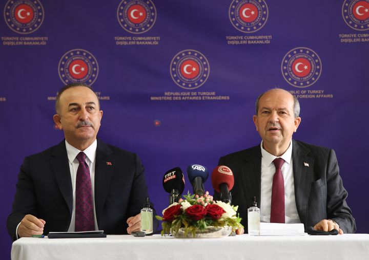 Γενεύη - 29 Απριλίου 2021. Ο ΥΠΕΞ της Τουρκίας Μεβλούτ Τσαβούσογλου μαζί με τον πρόεδρο του ψευδοκράτους Ερσίν Τατάρ κατά τη διάρκεια της συνέντευξης Τύπου έπειτα από τη λήξη της πενταμερούς.