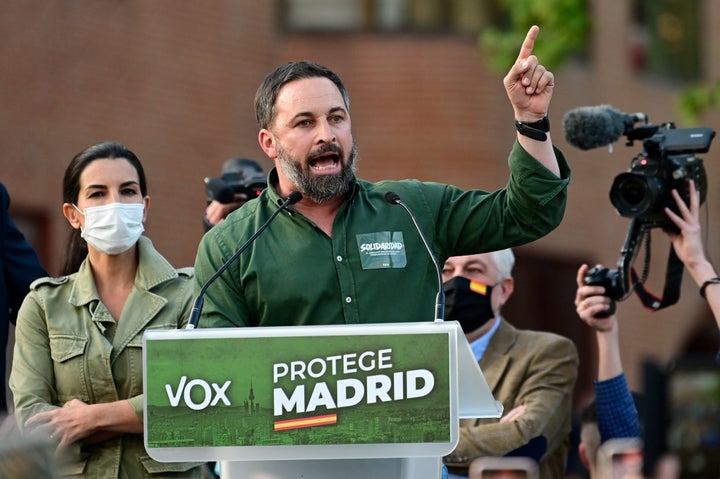 El presidente de Vox, Santiago Abascal, y la candidata, Rocío Monasterio, intervienen en el acto de Vallecas.