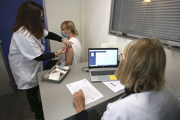 À partir du 15 juin, tous les adultes qui le souhaitent pourront se faire vacciner contre le covid-19 (photo d'illustration prise à bord d'un bus de vaccination le 28 avril en Corse).