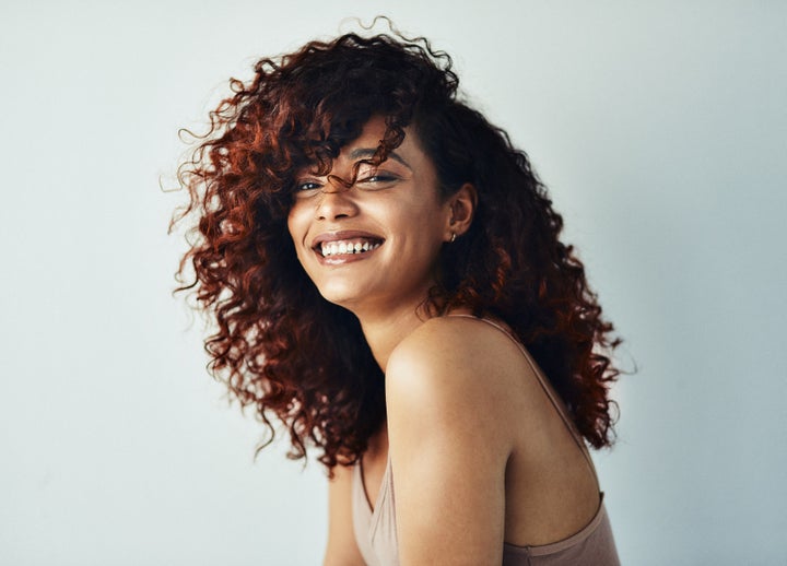 Una mujer con el pelo rizado.