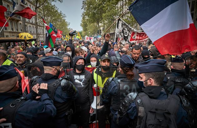 Pour le 1er mai, des milliers de manifestants dans les rues dans toute la France (Photo: manifestation à Paris le 1er mai 2021, encadrée par la police. Photo par  Kiran Ridley/Getty Images)