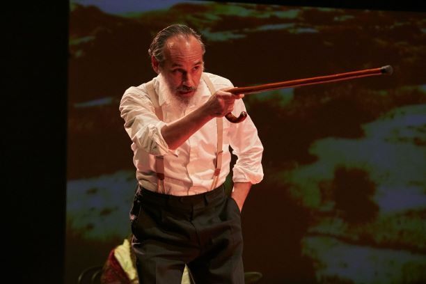 Francesc Garrido en una escena de 'La casa de los espíritus', en el Teatro Español.