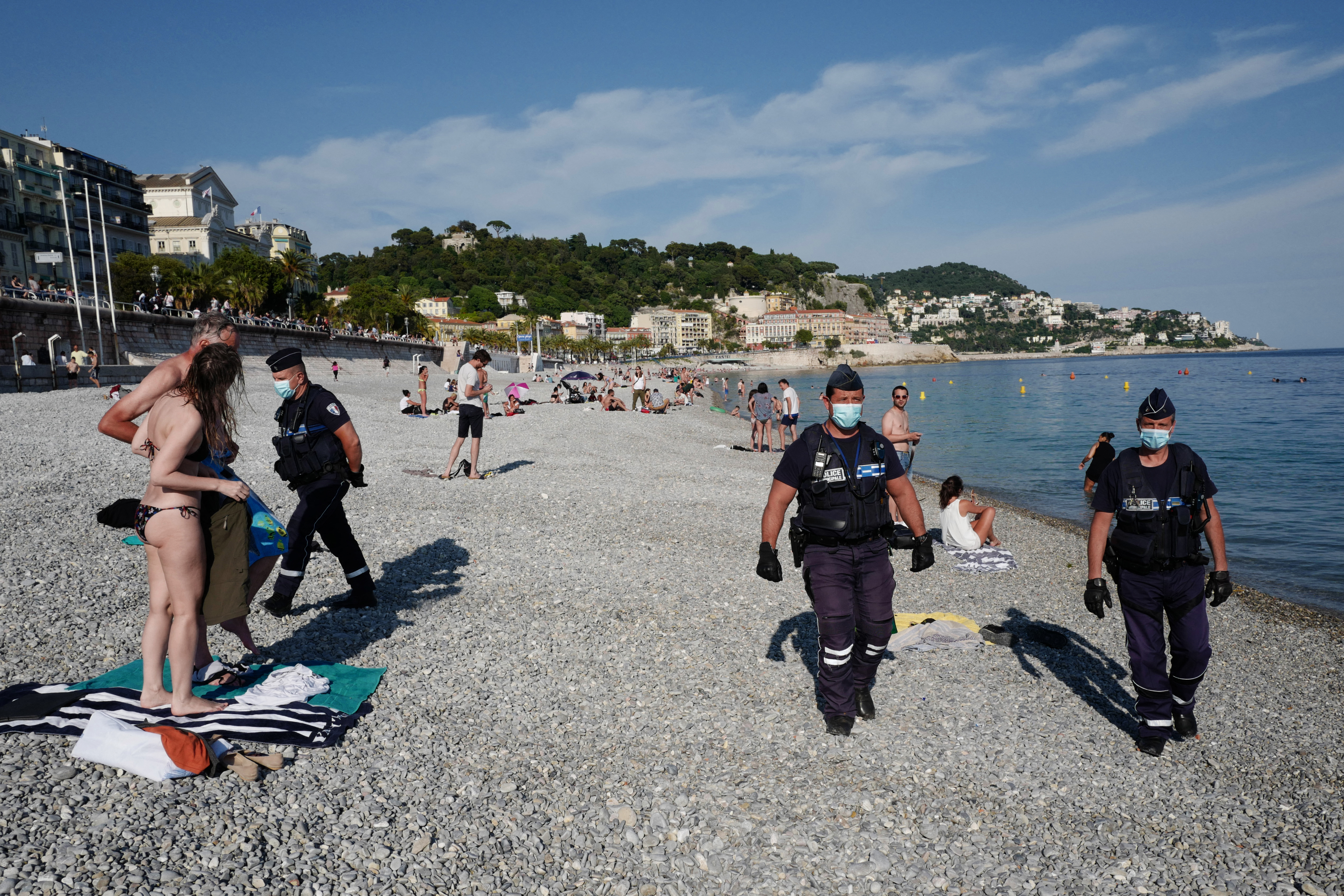 Dans les Alpes-Maritimes, le masque ne sera plus obligatoire sur les plages 