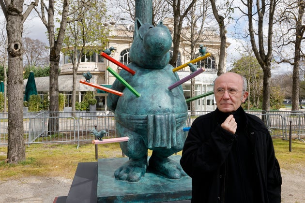 Philippe Geluck, ici posant à côté d'une sculpture de son personnage de BD