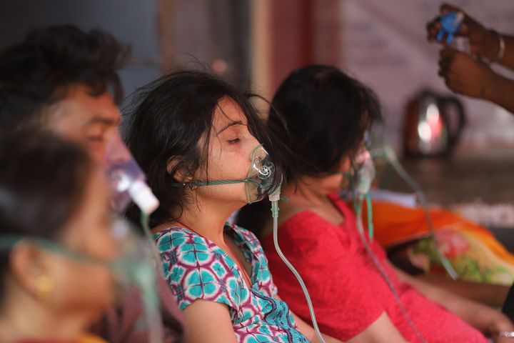 酸素の供給を受ける重症の患者インド・ガーズィヤーバード(Photo by Amarjeet Kumar Singh/Anadolu Agency via Getty Images)