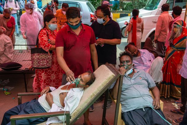 NGOによる酸素の補給を受ける患者。インドでは医療用酸素の不足が指摘されている。インド・ガーズィヤーバード(Photo by Pradeep Gaur/SOPA Images/LightRocket via Getty Images)