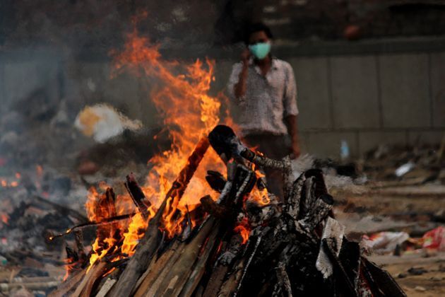 臨時の火葬場で実施された、患者の集団火葬。インド・ニューデリー (Photo by Mayank Makhija/NurPhoto via Getty Images)