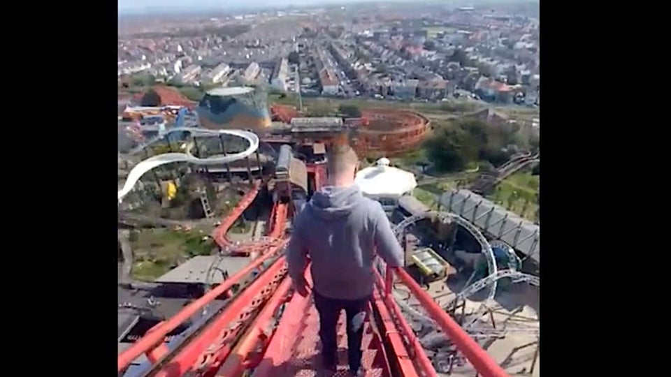 ジェットコースターが頂上間近で突如停止 60mの高さから階段で降りる乗客 スリル満点 動画 ハフポスト ジェットコースターが頂上間近で突如停止 60mの高さから階段で降りる乗客 スリル満点 動画 ハフポスト