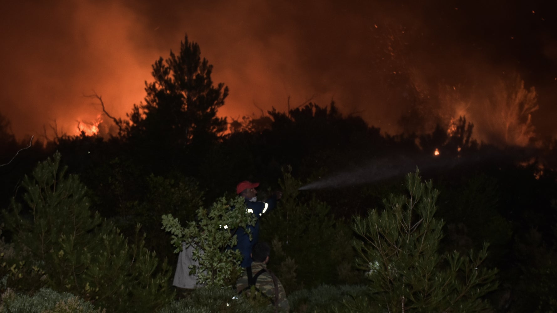 Ολονύχτια μάχη με τις φλόγες στην Ηλεία - Το μέτωπο κινείται προς τα Φωναΐτικα Ηλεία: Ολονύχτια μάχη με τις φλόγες σε μεγάλη δασική πυρκαγιά | HuffPost Greece