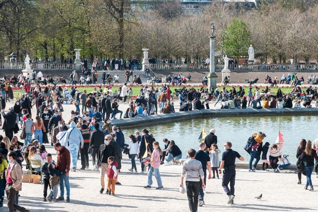 Malgré le confinement, les Parisiens ont déjà profité des beaux jours, comme ici le 28 mars. Désormais, il n'y aura plus besoin d'attestation pour sortir de la capitale.