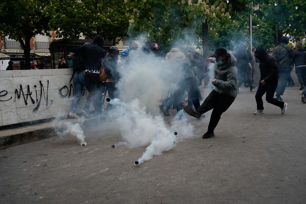 Une enquête ouverte sur les violences contre la CGT le 1er-Mai à Paris (Photo des heurts lors de la manifestation du 1er mai à Paris. Photo par Pau de la Calle/NurPhoto via Getty Images)