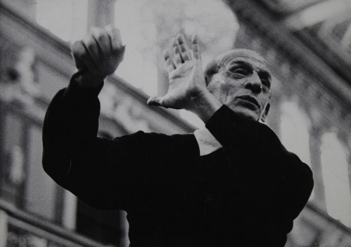 Conductor Dimitri Mitropoulos at the Philharmonic concert in the Golden Hall of the Musikverein in Vienna. 8th October 1960. Photograph. (Photo by Imagno/Getty Images)