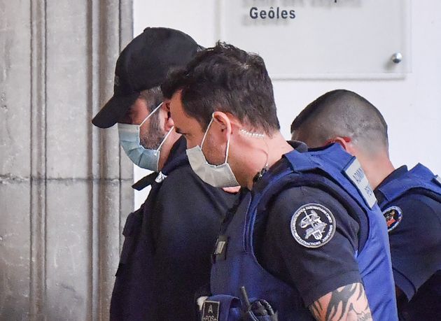 Le 1er procès aux assises de Nordahl Lelandais s'ouvre à Chambéry (Nordahl Lelandais, escorté par des policiers, arrive aux assises de Chambéry le 3 mai 2021. Photo par PHILIPPE DESMAZES / AFP)